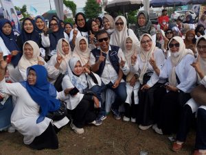 Romi Diserbu Emak-Emak Saat Pelantiman Tim