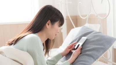 Bisa Sebabkan Jerawat, Ini Efek Buruk Cahaya Ponsel bagi Kesehatan Wajah