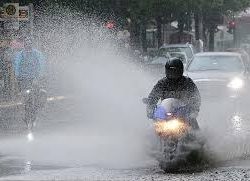 Ini Kiat Aman Berkendara Motor di Musim Hujan, Waspada Aquaplaning