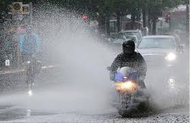 Ini Kiat Aman Berkendara Motor di Musim Hujan, Waspada Aquaplaning