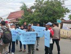 Desak Selesaikan Kasus Pelanggaran Pemilu, Bawaslu Digeruduk Masa