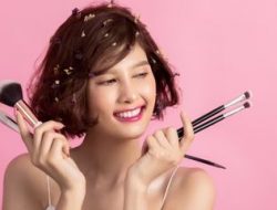 Tips Makeup Anti Luntur Saat Berwisata Alam, Tampil Lebih Flawless