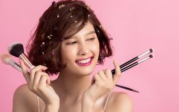 Tips Makeup Anti Luntur Saat Berwisata Alam, Tampil Lebih Flawless