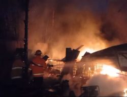 Gudang BBM Terbakar di Penyengat Rendah, Tim Damkar Berjuang Padamkan Api