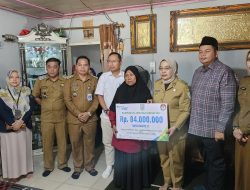 Pemkot Jambi Serahkan Santunan Jaminan Kematian kepada Keluarga Ketua RT yang Gugur dalam Tugas