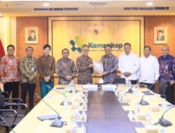 Kemenkop RI Serahkan Daftar Koperasi yang Jalankan Kegiatan di Sektor Jasa Keuangan kepada OJK