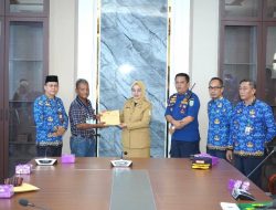 Serahkan Bantuan Korban Bencana Kota Jambi, Pj Wali Kota : Wujud Hadirnya Pemerintah