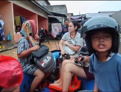 Banjir Kota Jambi: 20 Warga di Suka Karya Dievakuasi Petugas Damkar