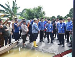 Bersama Gubernur, Wali Kota Maulana Tinjau Banjir dan Salurkan Bantuan Tanggap Darurat