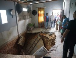 Hujan Deras Sebabkan Rumah Amblas di Jambi, Ketua DPRD Tinjau Lokasi