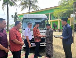 Akhiri Reses, Edi Purwanto Serahkan Bus Sekolah untuk Ponpes Al Fattah
