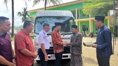 Akhiri Reses, Edi Purwanto Serahkan Bus Sekolah untuk Ponpes Al Fattah
