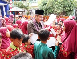 Murid Antusias, Kemas Faried Dikerubuti Usai Launching Literasi di SDN 47