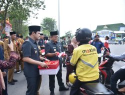Sambut HUT RI ke-80, Wali Kota Maulana Bagikan Puluhan Ribu Bendera Merah Putih