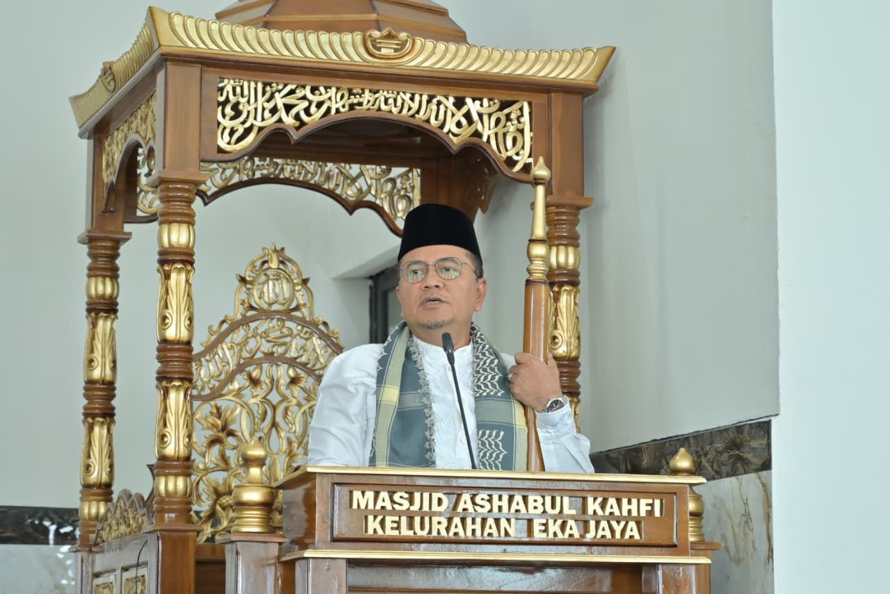 Wali Kota Jambi Maulana saat menjadi Khatib dan Imam Shalat Jumat