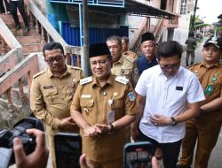 Wali Kota Maulana Serahkan Santunan Jaminan Kematian Bagi Pekerja Rentan