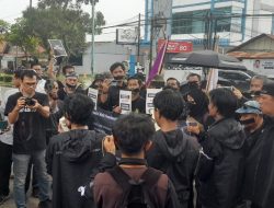 Jurnalis Gelar Aksi Diam, Protes dengan Lakban Mulut depan Polda Jambi
