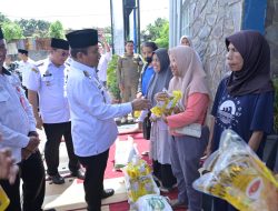 Wako Maulana Salurkan Bantuan Cadangan Pangan di Alam Barajo