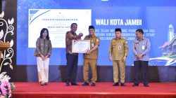 Wali Kota Maulana Raih Penghargaan Dari Menteri Hukum RI Atas Dukungan Hadirnya Pos Bantuan Hukum di Semua Kelurahan Kota Jambi