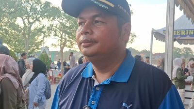 Ketua DPRD Kota Kemas Faried Ikut Turun Langsung Bersihkan Sampah di Danau Sipin