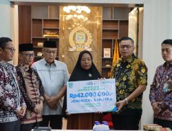 Ketua DPRD Kemas Faried Serahkan Santunan Kematian Peserta BPJS Ketenagakerjaan Rp 42 Juta kepada Ahli Waris