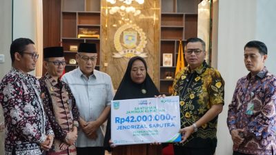 Ketua DPRD Kemas Faried Serahkan Santunan Kematian Peserta BPJS Ketenagakerjaan Rp 42 Juta kepada Ahli Waris