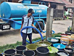 Kekeringan Meluas, Pemkot Jambi Salurkan 960 Ribu Liter Air Bersih ke Warga